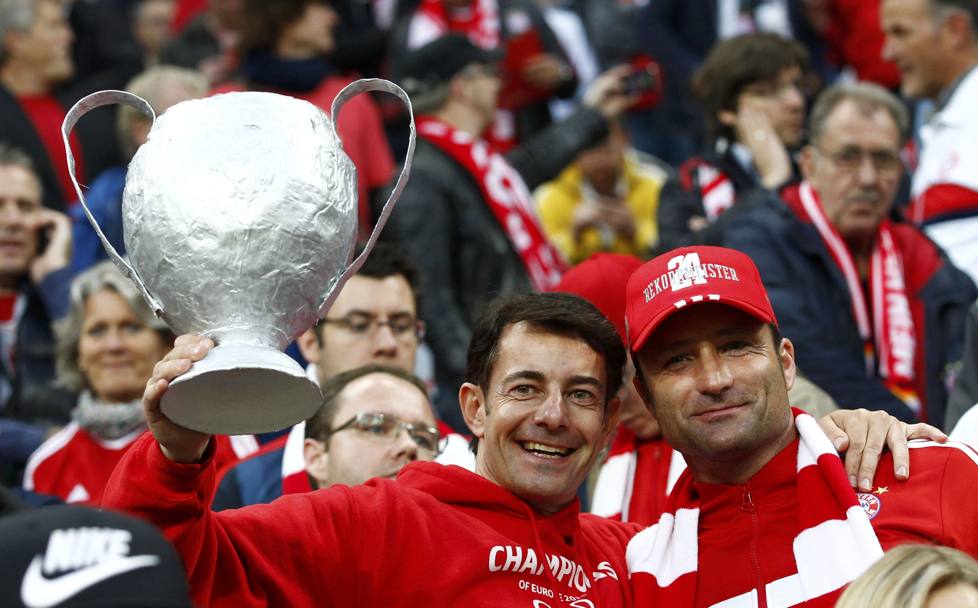 Due tifosi del Bayern sollevano una Champions finta. Reuters